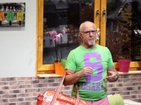 Die-überfüllte-Wohngemeinschaft-11